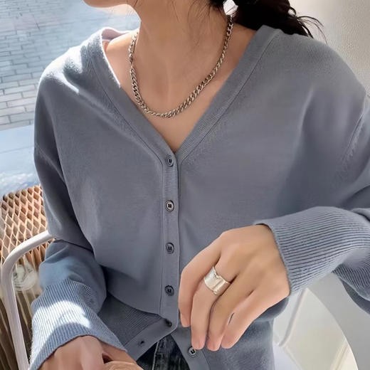 【实付89元到手2件！！加入购物车2件结算自动满减 拍一件不发货！！】PSQUEEN 基础V领针织衫 春季焕然一新 时尚百搭 柔软舒适 12色可选 商品图8