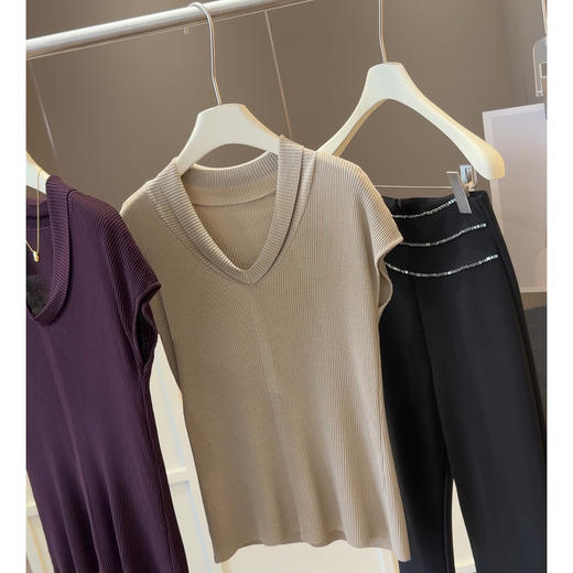 法式气质V领短袖 针织衫 女夏季新款修身显瘦百搭纯欲冰丝坑条上衣 商品图1