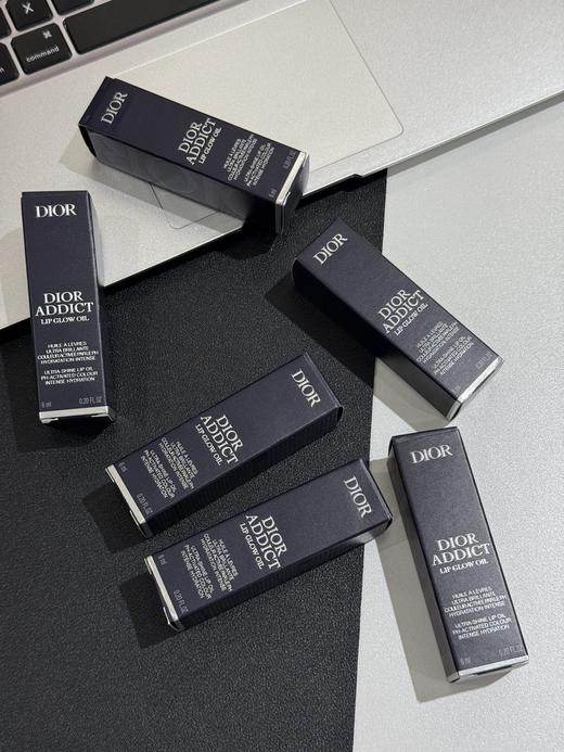 一店d 樶-新发售的魅惑系列润唇油 夯爆了！上嘴就是很有水光感的3D玻璃唇，涂上整个人都亮了起来，薄涂厚涂都美得令人窒息，而且它可以根据唇部ph值变色 
粉嘟嘟的，很闪很闪，直接嫩回18岁了 商品图6