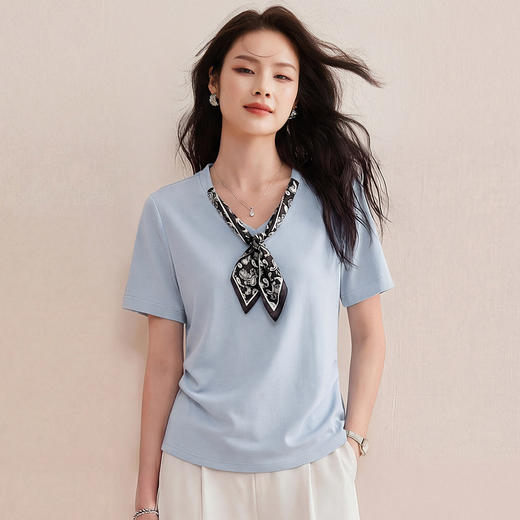 「自j」全新升级【铂金会员119/天猫159/差价40】(03124)洛诗琳高级感藏青色丝巾T恤2026夏季新款修身收腰短袖上衣 商品图3