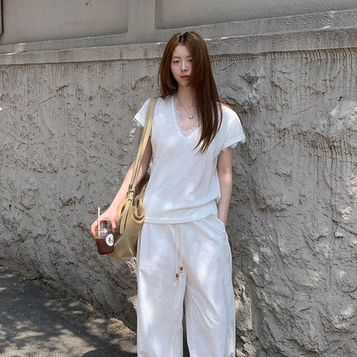 【睫毛蕾丝边T恤】V领设计穿出天鹅颈 雪花棉自带肌理感 质地骨感而透气 商品图2