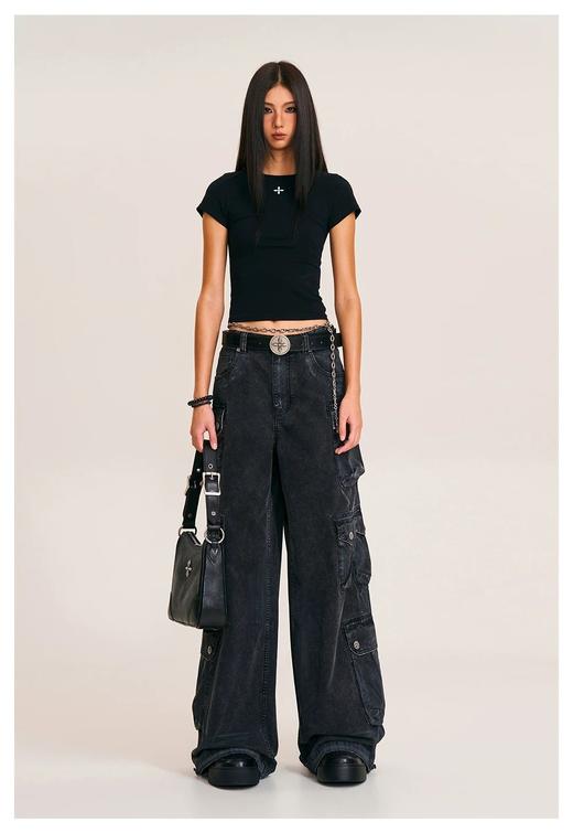 一店d  𝐒𝐌𝐅𝐊十字花辣妹极简收腰tee  陈丽君同款 SMFK这也太懂女生了吧  这两件绝对是“白月光”级别的存在😘修身剪裁 勾勒曼妙曲线 上身完美勾勒腰臀曲线 秒变沙漏身材 商品图3