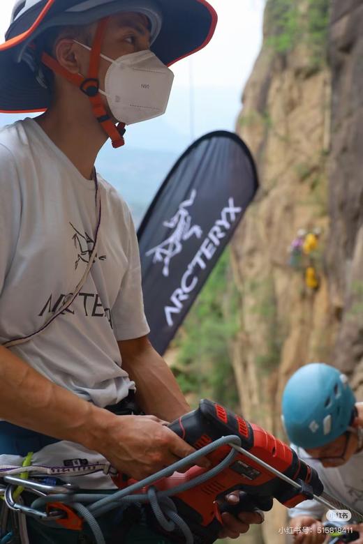 一店d 🐦爆款Arc’word logo系列tee  𝟏𝟐𝐰➕热度还犹豫什么啊
经典大标设计 是它刻在骨子里的高级感 纯棉niao 高密精梳棉有着无与伦比的舒适感 在搭配上极简且利落剪裁 商品图7