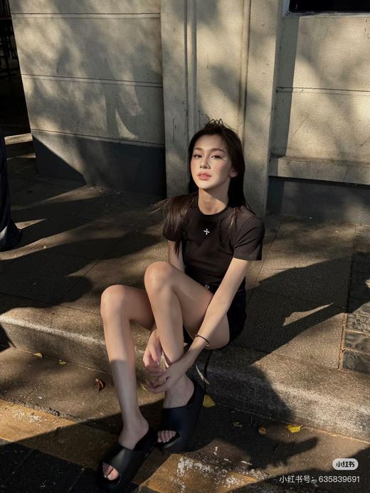 一店d  𝐒𝐌𝐅𝐊十字花辣妹极简收腰tee  陈丽君同款 SMFK这也太懂女生了吧  这两件绝对是“白月光”级别的存在😘修身剪裁 勾勒曼妙曲线 上身完美勾勒腰臀曲线 秒变沙漏身材 商品图9