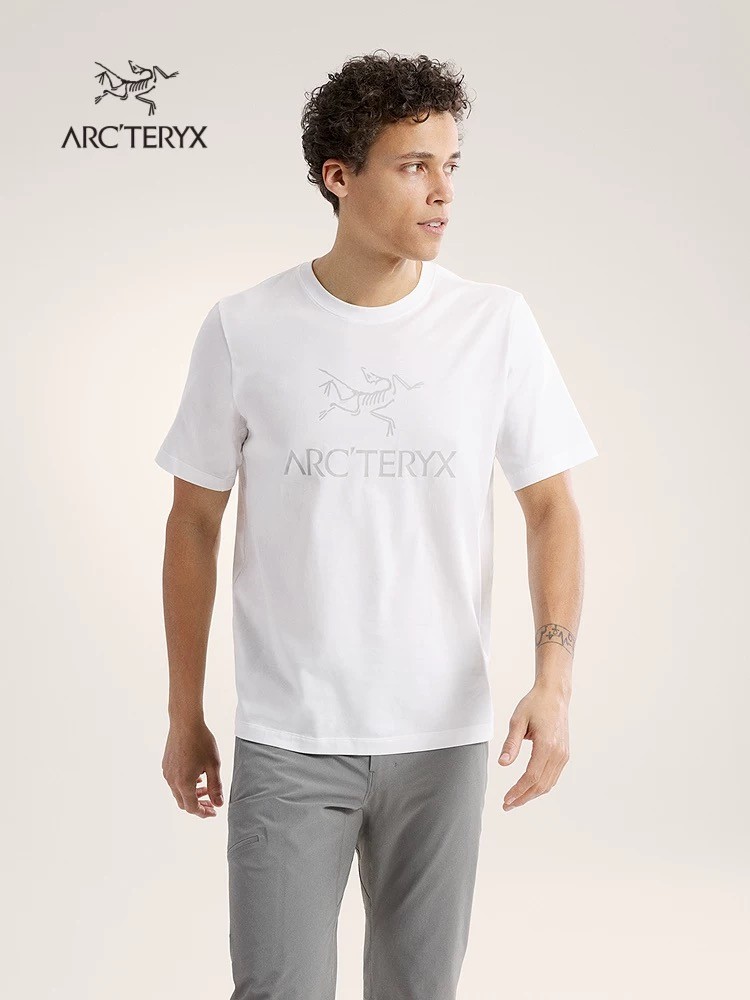 一店d 🐦爆款Arc’word logo系列tee  𝟏𝟐𝐰➕热度还犹豫什么啊
经典大标设计 是它刻在骨子里的高级感 纯棉niao 高密精梳棉有着无与伦比的舒适感 在搭配上极简且利落剪裁