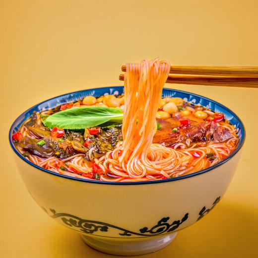非遗调味! 麻辣鲜香【阿宽四川绵阳米粉】一口入川，麻辣鲜香丝丝入魂🍜挂满汤汁，嗦起来才过瘾😋免煮免泡!开水冲泡5分钟即食，拯救深夜食堂! 商品图4