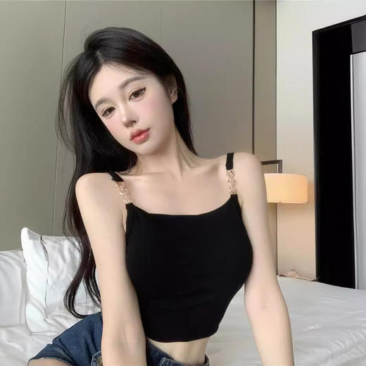 【甜酷风❗️链条肩带吊带】辣妹日常穿搭内搭，修身显瘦贴合身形，金属链条肩带提升设计感，坑条纹弹力面料透气舒适，内搭性感美式打底无袖带胸垫上衣夏QQ 商品图0