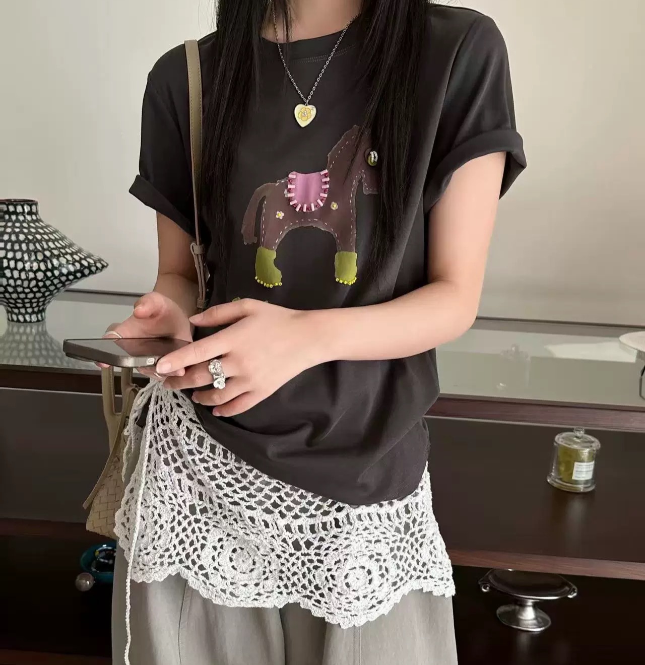 老米优品🎈3-5天！《复古小马贴布T恤》软乎乎的质感太治愈~~ T260408B