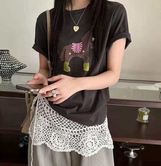 老米优品🎈3-5天！《复古小马贴布T恤》软乎乎的质感太治愈~~ T260408B 商品图0