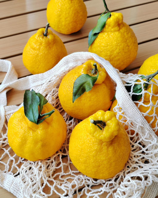 柠檬不知火，柠檬的香气，不知火的清甜，果肉脆嫩。比橙子清甜，比桔肉细腻，比柑子脆嫩，还带有柠檬的清香，酸甜可口。
非常棒👍🏻5斤/袋 商品图1