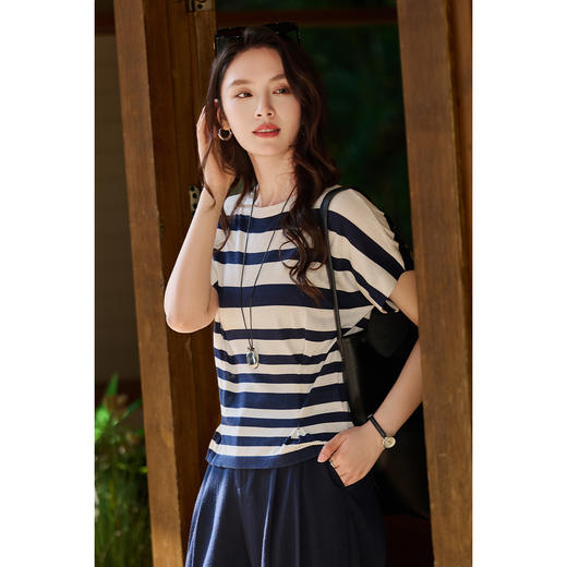 条纹针织衫 会呼吸的天丝棉混纺 时髦腔调 米思阳2026夏季新款设计感落肩捏褶收腰针织T恤撞色条纹百搭上衣2074-2111 商品图2