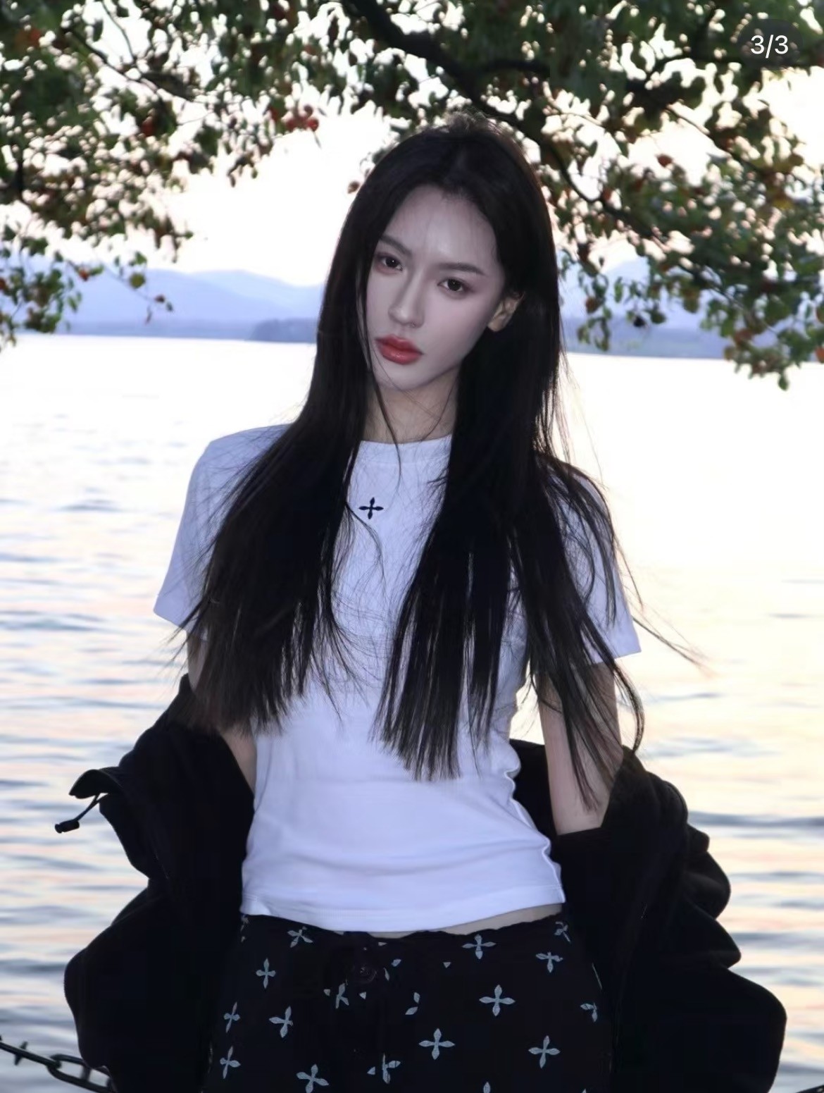 一店d  𝐒𝐌𝐅𝐊十字花辣妹极简收腰tee  陈丽君同款 SMFK这也太懂女生了吧  这两件绝对是“白月光”级别的存在😘修身剪裁 勾勒曼妙曲线 上身完美勾勒腰臀曲线 秒变沙漏身材