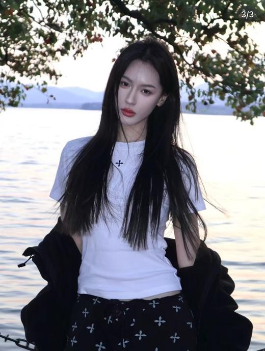 一店d  𝐒𝐌𝐅𝐊十字花辣妹极简收腰tee  陈丽君同款 SMFK这也太懂女生了吧  这两件绝对是“白月光”级别的存在😘修身剪裁 勾勒曼妙曲线 上身完美勾勒腰臀曲线 秒变沙漏身材 商品图0