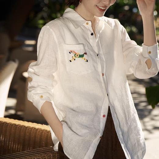卷卷紫小马刺绣老钱风棉麻衬衣 棉麻混纺舒适亲肤透气 经典翻领修饰脖颈脸型 百搭时尚轻松打造老钱风既视感 商品图0