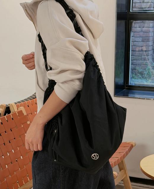 可做健身包男女同款lulu大款多功能褶饰斜挎包 商品图8