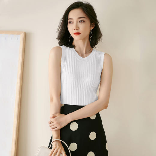 舒适高弹软糯打底背心 米思阳2026夏新款气质时尚坑条显瘦修身内搭无袖针织背心女1738/0858/1272 商品图2