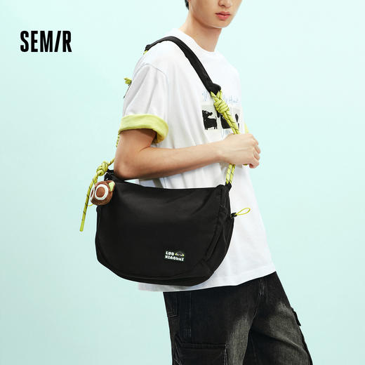 商场同款|森马罗小黑斜挎包男简约休闲单肩包情侣2026新款饺子包 商品图1