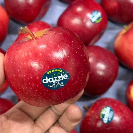 【2026 新西兰丹硕苹果家庭装/礼盒装】色泽鲜红，果肉紧实多汁，颜值与口感并存的一款苹果，高纤维、高维生素对于减脂小伙伴来说每天必不可少。12个家庭装，江浙沪皖顺丰包邮~ 商品图1