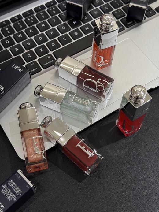 一店d 樶-新发售的魅惑系列润唇油 夯爆了！上嘴就是很有水光感的3D玻璃唇，涂上整个人都亮了起来，薄涂厚涂都美得令人窒息，而且它可以根据唇部ph值变色 
粉嘟嘟的，很闪很闪，直接嫩回18岁了 商品图7