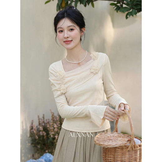 鹿向南「琉璃花海」法式设计感紫色T恤女春小众气质修身短款上衣 商品图2