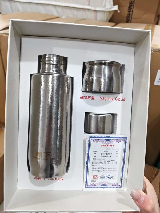 送礼首选~蕉下纯钛杯礼盒套装 材质安心感直接拉满，抑菌不串味，泡花茶、煮茶都能保留本味 小巧的身形随身带着也方便，杯盖还能当小茶杯，不管是自用还是送礼，都是体面又有心意的选择，喝水都变成了一种仪式感。 商品图2