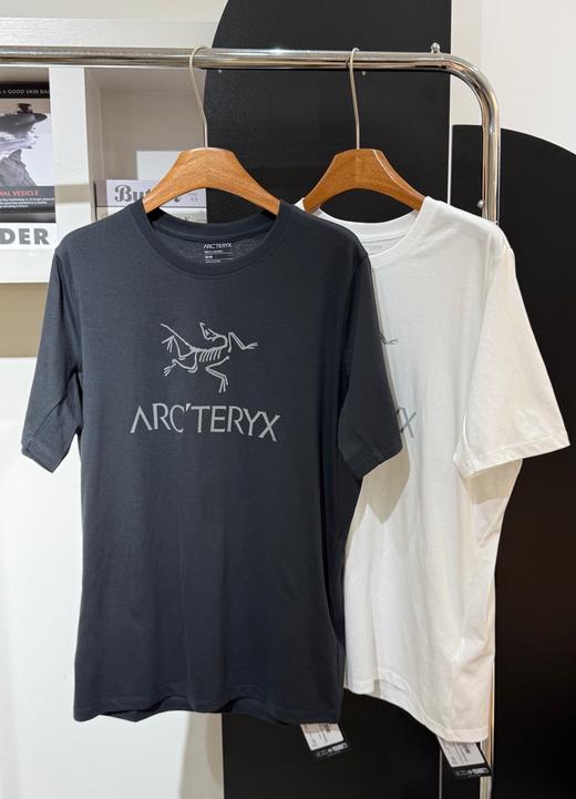 一店d 🐦爆款Arc’word logo系列tee  𝟏𝟐𝐰➕热度还犹豫什么啊
经典大标设计 是它刻在骨子里的高级感 纯棉niao 高密精梳棉有着无与伦比的舒适感 在搭配上极简且利落剪裁 商品图2