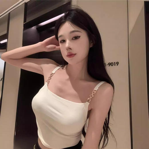 【甜酷风❗️链条肩带吊带】辣妹日常穿搭内搭，修身显瘦贴合身形，金属链条肩带提升设计感，坑条纹弹力面料透气舒适，内搭性感美式打底无袖带胸垫上衣夏QQ 商品图3