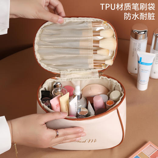 【小巧便携❗️手提化妆包】通勤差旅美妆收纳，大容量分区合理，PU 材质柔软耐磨，防水防污面料双拉链开合，化妆包化妆品包收纳包便携网红QQ 商品图2