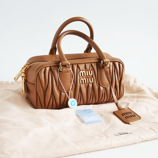 【95新】MIUMIU缪缪Arcadie matelasse 软羊革手袋5BB142小号焦糖色Matelasse褶皱款保龄球手提包女士300326TJ02 商品图1