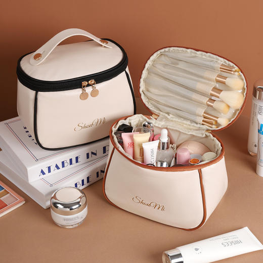 【小巧便携❗️手提化妆包】通勤差旅美妆收纳，大容量分区合理，PU 材质柔软耐磨，防水防污面料双拉链开合，化妆包化妆品包收纳包便携网红QQ 商品图1