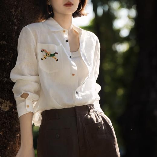 卷卷紫小马刺绣老钱风棉麻衬衣 棉麻混纺舒适亲肤透气 经典翻领修饰脖颈脸型 百搭时尚轻松打造老钱风既视感 商品图7