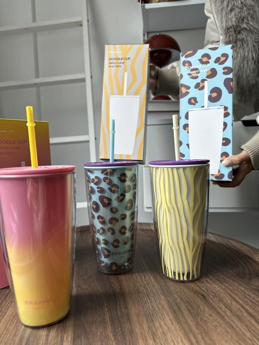 福利来袭~ 运动能量杯大容量720ml 喝奶茶、咖啡超满足 食品级材质安全无异味，带吸管喝水超方便 摆拍颜值拉满! 商品图1