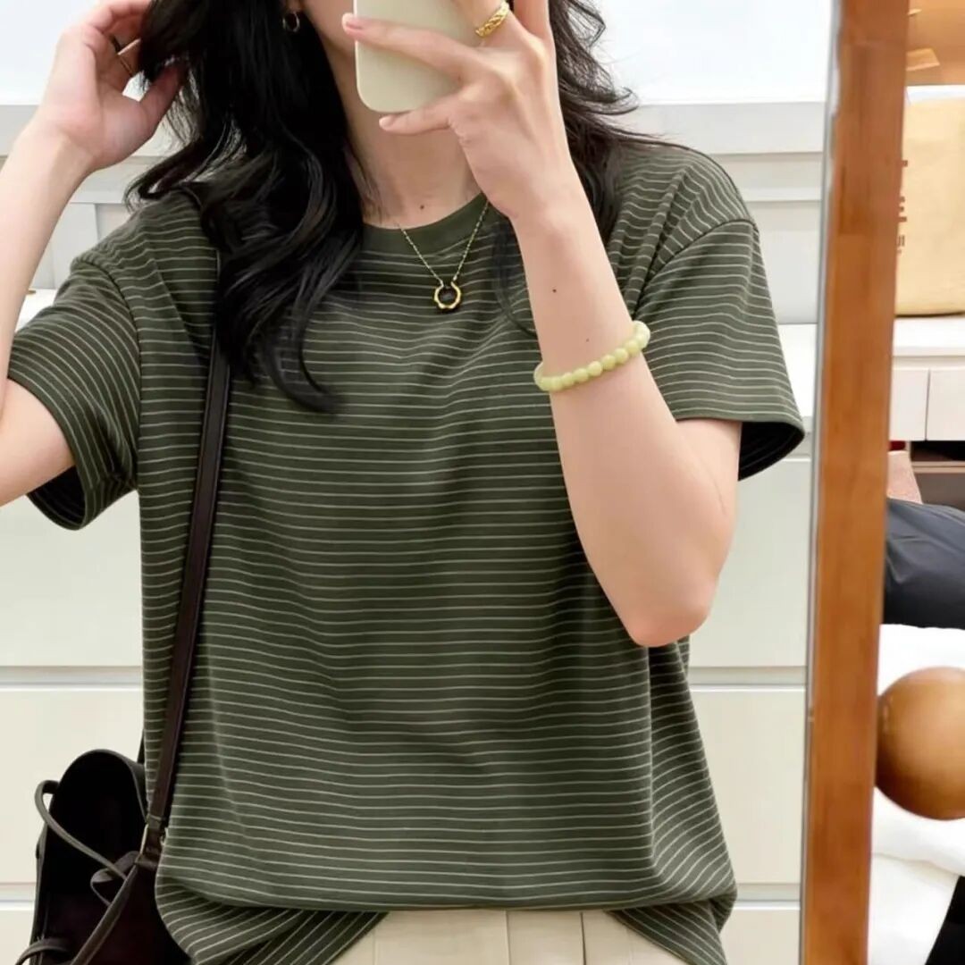 橄榄绿肌理条纹T恤 ，定制定染步面，撞色钩织条纹，手感柔和厚实，显白百搭更时髦