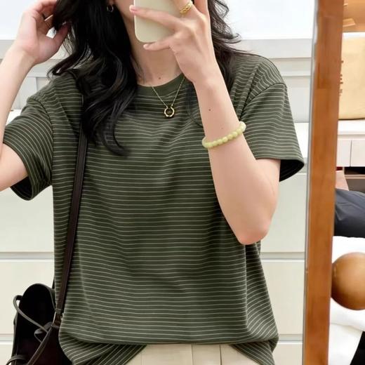 橄榄绿肌理条纹T恤 ，定制定染步面，撞色钩织条纹，手感柔和厚实，显白百搭更时髦 商品图0