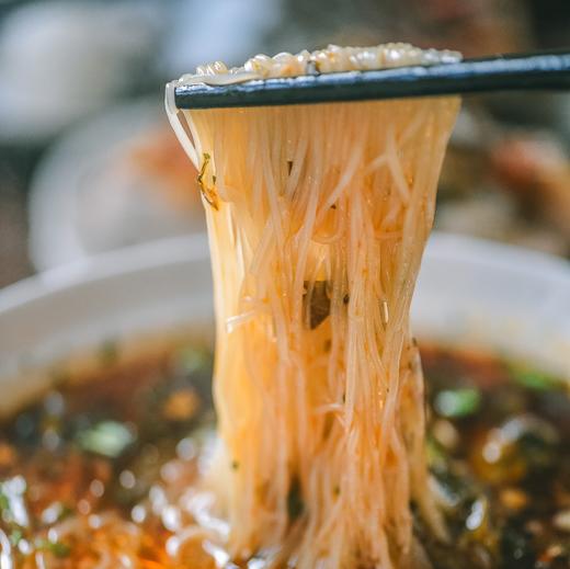 非遗调味! 麻辣鲜香【阿宽四川绵阳米粉】一口入川，麻辣鲜香丝丝入魂🍜挂满汤汁，嗦起来才过瘾😋免煮免泡!开水冲泡5分钟即食，拯救深夜食堂! 商品图1