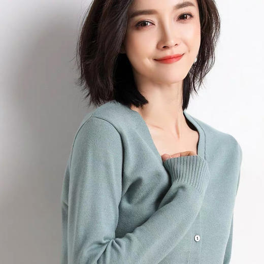 【实付89元到手2件！！加入购物车2件结算自动满减 拍一件不发货！！】PSQUEEN 基础V领针织衫 春季焕然一新 时尚百搭 柔软舒适 12色可选 商品图9