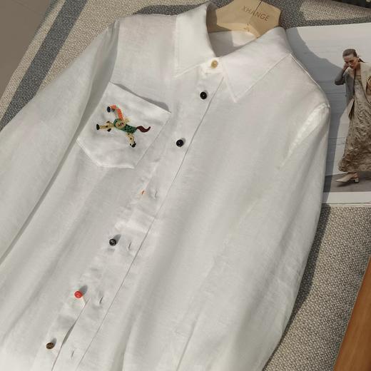 卷卷紫小马刺绣老钱风棉麻衬衣 棉麻混纺舒适亲肤透气 经典翻领修饰脖颈脸型 百搭时尚轻松打造老钱风既视感 商品图2