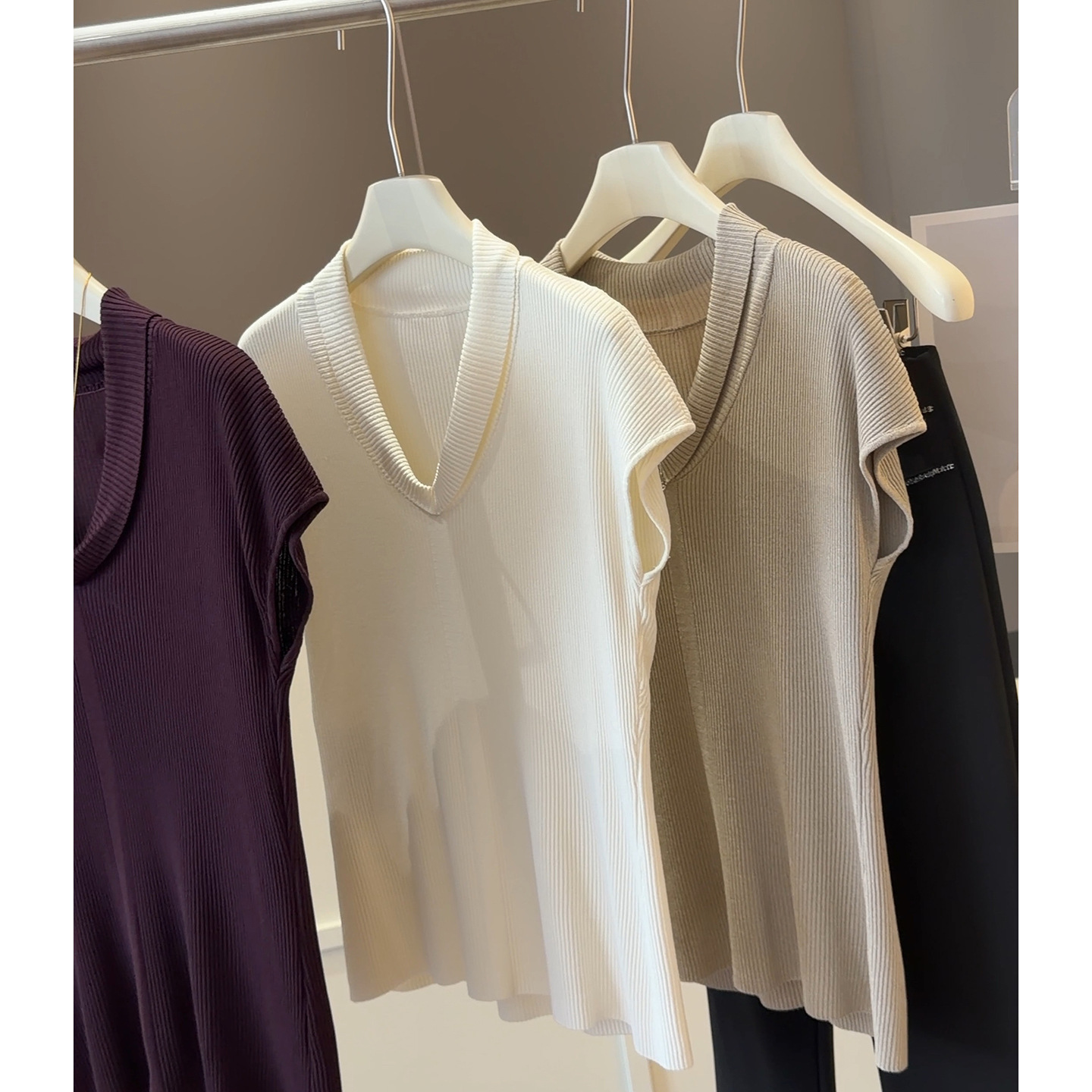 法式气质V领短袖 针织衫 女夏季新款修身显瘦百搭纯欲冰丝坑条上衣