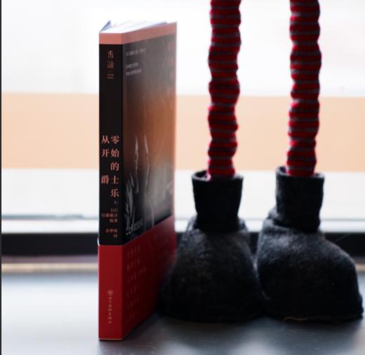 从零开始的爵士乐（平装），这下听懂爵士乐了！爵士乐大神写给大家的完全指南。60年资深乐迷带路，10大音乐风格，10位爵士乐大师，200张推荐专辑，近300首线上歌曲一次满足。 商品图5