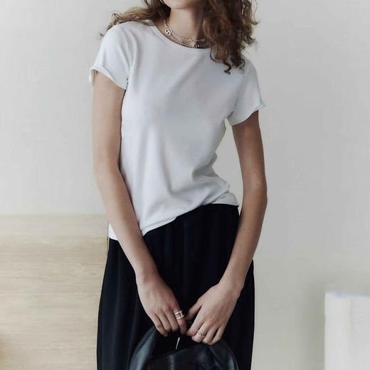 「预售」「高货sh」全新升级【铂金会员192/天猫259/差价67】(13725)洛诗琳初柔棉正肩短袖女2026新款后背花针设计撞色圆领T恤 商品图2