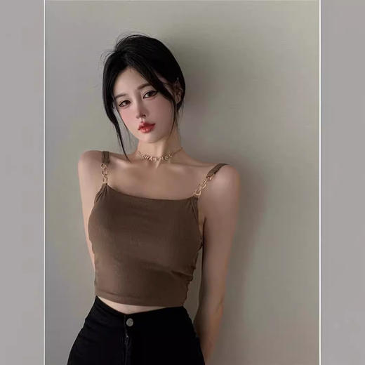 【甜酷风❗️链条肩带吊带】辣妹日常穿搭内搭，修身显瘦贴合身形，金属链条肩带提升设计感，坑条纹弹力面料透气舒适，内搭性感美式打底无袖带胸垫上衣夏QQ 商品图1