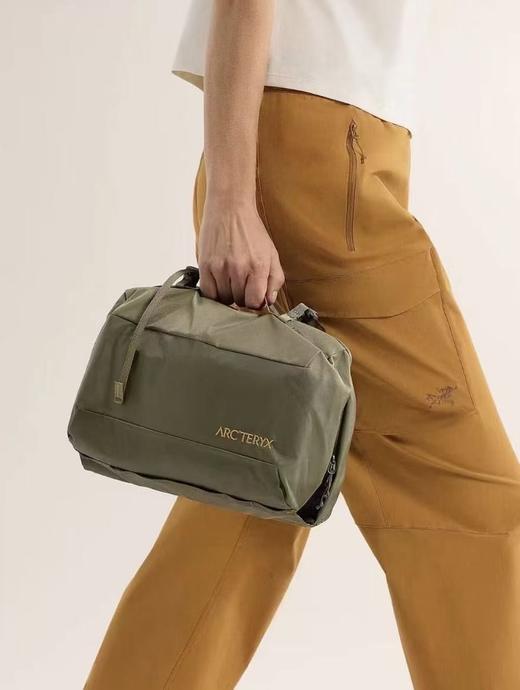 一店d 🐦𝐈𝐧𝐝𝐞𝐱 𝟏𝟎𝐋洗漱包
原单 这只包简直不要太实用！
爱的就是它的包中包设计，拆开就是两边各5L的容量，远途旅行的时候可以放衣服当收纳，如果平时上下班是作为健身包使用的 商品图6