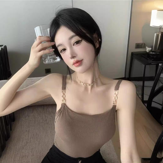 【甜酷风❗️链条肩带吊带】辣妹日常穿搭内搭，修身显瘦贴合身形，金属链条肩带提升设计感，坑条纹弹力面料透气舒适，内搭性感美式打底无袖带胸垫上衣夏QQ 商品图2