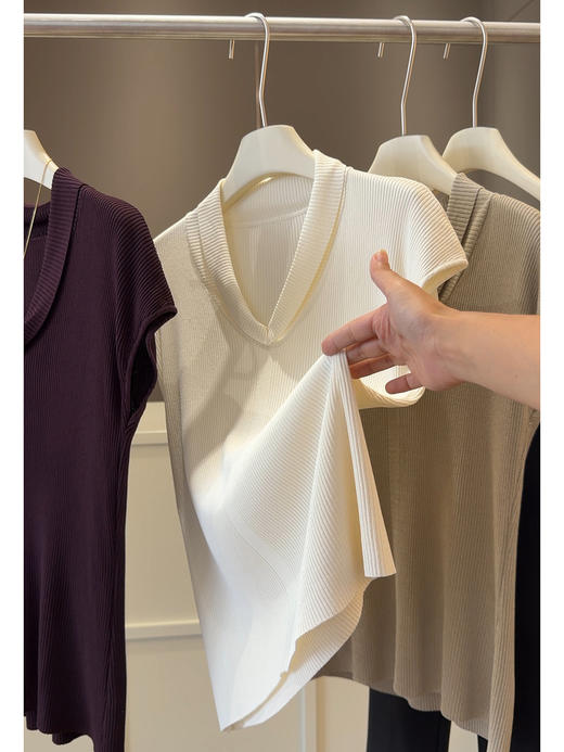 法式气质V领短袖 针织衫 女夏季新款修身显瘦百搭纯欲冰丝坑条上衣 商品图4