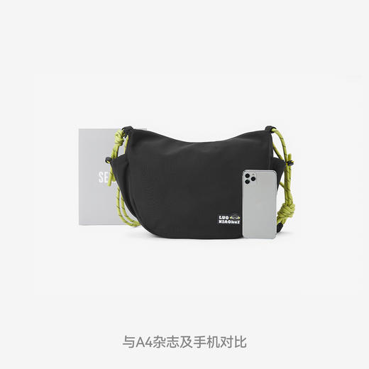 商场同款|森马罗小黑斜挎包男简约休闲单肩包情侣2026新款饺子包 商品图4