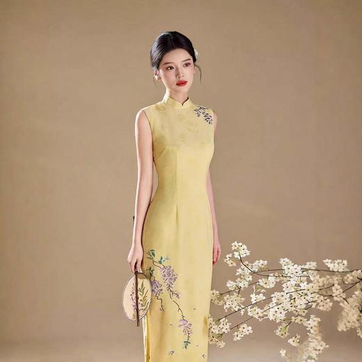 新中式温婉鹅黄无袖改良旗袍雅致紫藤刺绣修身长款温婉气质日常旗袍ME 商品图0