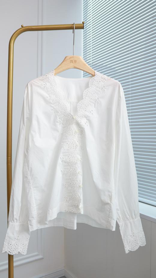 云归浅|法式宫廷风V领钩花衬衣 商品图0