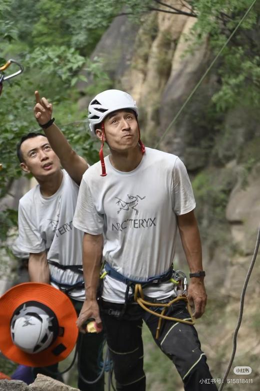 一店d 🐦爆款Arc’word logo系列tee  𝟏𝟐𝐰➕热度还犹豫什么啊
经典大标设计 是它刻在骨子里的高级感 纯棉niao 高密精梳棉有着无与伦比的舒适感 在搭配上极简且利落剪裁 商品图6