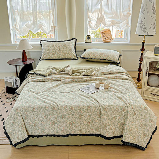 🎀【赫本风花边单夏被】🌿☘️🌵🟠彩色花边点缀 🟤面料自然棉柔 Ａ类标准 0甲醛 0荧光剂 0芳香胺 🔴温柔藏在被窝里 舒适好享受 🔘面料柔软轻盈 手感柔软 吸湿透气 商品图5