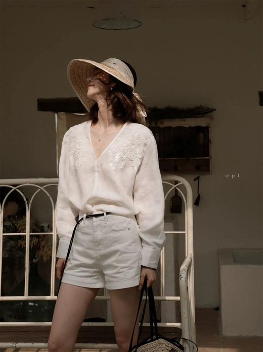 高奢秀场款！💥【苎麻质感重工钉珠衬衣】🌟软中带“糯”！法式老钱风轻松get~ 👏#V领上衣#老钱穿搭#重工刺绣#蕾丝上衣#知性穿搭#亚麻衬衫💪 商品图2